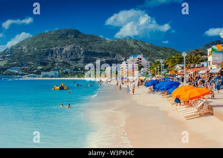 Sint Maarten/Karibik/Niederlande - Januar 23.2008: Sommer Blick auf den Sandstrand mit Menschen ruhen und schwimmen im türkisblauen Farbe Meer. Stockfoto