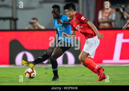 Ghanaischer Fußballspieler Emmanuel Okyere Boateng von Dalian Yifang F.C., der Schwarze Mann, spielt in der 18. Runde der Chinese Football Association Super League (CSL) gegen Guangzhou Evergrande Taobao in Guangzhou City, die Hauptstadt der Provinz Guangdong, China, 16. Juli 2019. Stockfoto