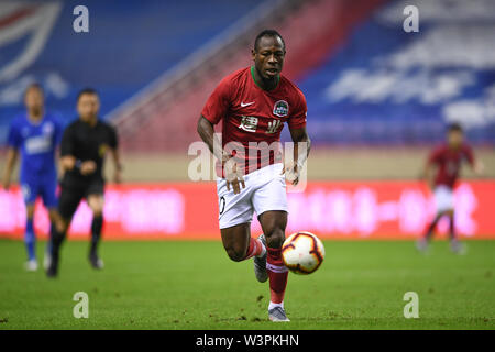 Kamerunischer Fußballspieler Christian Bassogog Henan Jianye F.C. hält den Ball in der 18. Runde der Chinese Football Association Super League (CSL) gegen Grönland Shenhua Shanghai in Shanghai, China, 16. Juli 2019.