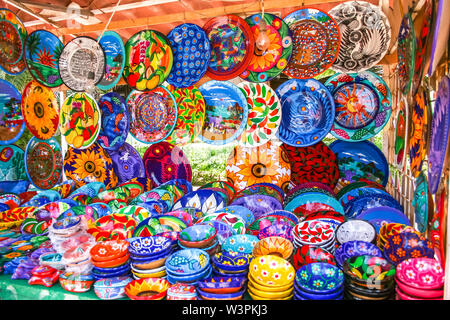 Farbenfrohe handgefertigte dekorative mexikanischen Platten mit vielen Mustern auf dem Display auf dem lokalen Markt in Puerto Vallarta Stockfoto