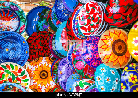 Farbenfrohe handgefertigte dekorative mexikanischen Platten mit vielen Mustern auf dem Display auf dem lokalen Markt in Puerto Vallarta Stockfoto