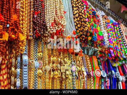 Gebetsperlen, ein Geschenk aus Indien. Farbenfrohe Halskette mit Holzperlen. Straßenmarkt in katra, Jammu Indien Stockfoto