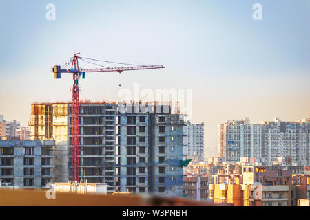 Blick auf Bau in der Stadt hohes Gebäude/Wohnungen Entwicklung in Land. Hintergrund für Immobilienunternehmen Stockfoto