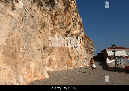 Junge Frau geht steilen Hang in der Nähe von Strand Spilia in die Stadt Hydra, Hydra, Griechenland. Stockfoto