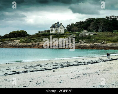 Sand Strand von La Greve Blanche in Tregastel, Cotes-d'Armor, Bretagne, Frankreich Stockfoto