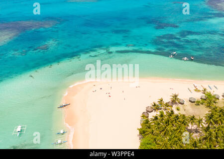 Daco Island, Philippinen. Palmen und Bungalows auf den weißen Sandstrand. Menschen auf einer tropischen Insel entspannen, die Aussicht von oben. Stockfoto