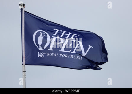 Eine der offenen Flagge weht im Wind während der Vorschau 4. Tag der offenen Meisterschaft 2019 im Royal Portrush Golf Club. Stockfoto