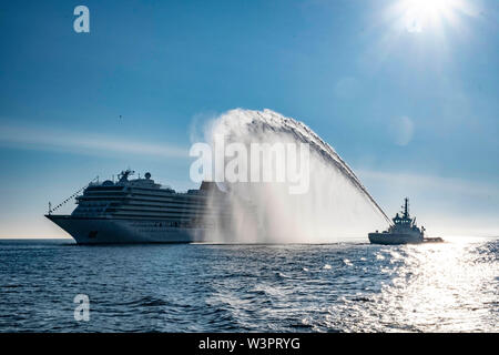 Viking Jupiter Willkommen in Schottland mit einer Wasserkanone salute Stockfoto