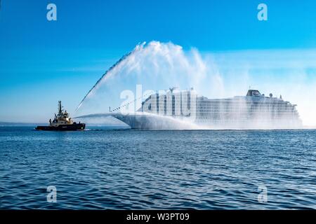 Viking Jupiter Willkommen in Schottland mit einer Wasserkanone salute Stockfoto