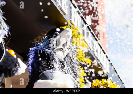 Marktplatz, Basel, Schweiz - März 13., 2019. Nahaufnahme einer waggis werfen Konfetti aus seinem Karneval float Stockfoto