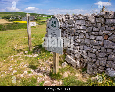 Die walisische Küste Weg, Gower, South Wales. Pen Thurba Kopf National Trust Zeichen und Wegweiser Punkt Stockfoto