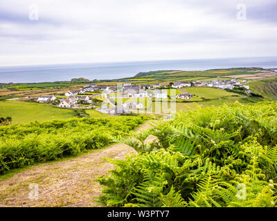 Blick von den Hügeln der Gower Weise mit dem Küstenort Rhossili in der Ferne Stockfoto