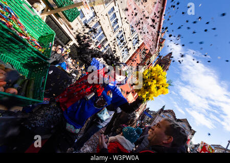 Marktplatz, Basel, Schweiz - März 13., 2019. Nahaufnahme einer waggis werfen Konfetti aus seinem Karneval float Stockfoto