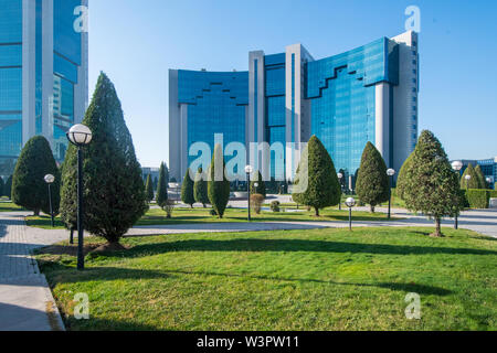 Taschkent, Usbekistan - NOV 2017: Die moderne Architektur des Intercontinental Hotel und den Park in der Innenstadt von Taschkent. Stockfoto