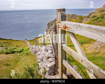 Die walisische Küste Weg, Gower, South Wales. Die Bahn, neben einer Steinmauer, auf Roten Kammer Bay Stockfoto