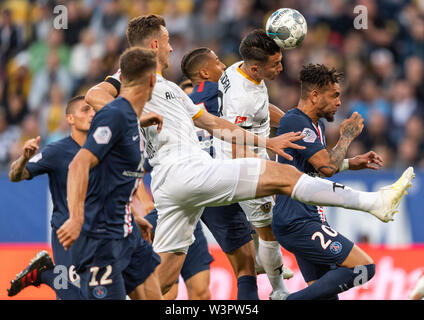 16 Juli 2019, Sachsen, Dresden: Fußball, Testspiel, SG Dynamo Dresden - Paris Saint-Germain, im Rudolf-Harbig-Stadion. Dynamos Baris Atik (2. von rechts) und Florian Ballas 3. von links) gegen Thilo Kehrer (4. von links) aus Paris, Layvin Kurzawa (r), Marco Verratti (l) und Thomas Meunier (2. von links). Foto: Robert Michael/dpa-Zentralbild/dpa - WICHTIGER HINWEIS: In Übereinstimmung mit den Anforderungen der DFL Deutsche Fußball Liga oder der DFB Deutscher Fußball-Bund ist es untersagt, zu verwenden oder verwendet Fotos im Stadion und/oder das Spiel in der Form von Sequenz-Bilder aufgenommen haben Stockfoto