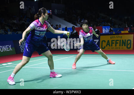 Jakarta. 17. Juli, 2019. Chen Qingchen (R)/Jia Yifan China konkurrieren, während die Frauen verdoppelt gegen Metya Inayah Cindiani/Vania Arianti Sukoco von Indonesien Indonesien öffnen 2019 Badminton Turnier in Jakarta, Indonesien am 17. Juli 2019. Credit: Du Yu/Xinhua/Alamy leben Nachrichten Stockfoto