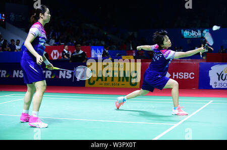 Jakarta. 17. Juli, 2019. Chen Qingchen (R)/Jia Yifan China konkurrieren, während die Frauen verdoppelt gegen Metya Inayah Cindiani/Vania Arianti Sukoco von Indonesien Indonesien öffnen 2019 Badminton Turnier in Jakarta, Indonesien am 17. Juli 2019. Credit: Du Yu/Xinhua/Alamy leben Nachrichten Stockfoto