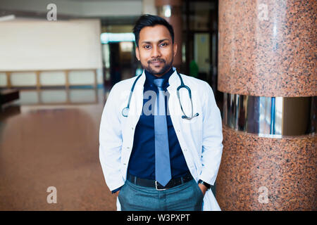 Closeup Portrait von professionellen männlichen asiatische indische Student der Medizin. Menschen - ein Arzt, eine Krankenschwester von Bildungs- Klinik der Universität. Health insuranc Stockfoto