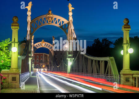 Die Brücke über die Salzach bei Nacht. Mehr als 100 Jahre alt, eine Stahlkonstruktion, verbindet Deutschland mit Österreich. Stockfoto