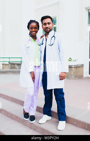 Das professionelle Personal Afrikanische amerikanische und asiatische Arzt Arzt Chirurg, traumatologist im Krankenhaus. Das Konzept der Medizin und Gesundheit. Leben und Gesundheit i Stockfoto