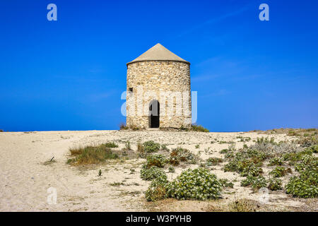 Alte Windmühle auf Agios Ioannis (Gyra) Strand, Lefkada Insel, Griechenland Stockfoto