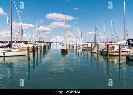 Konstanz, BW/Deutschland - vom 14. Juli 2019: hölzerne Segelboot Vorbereitung einen Anlegeplatz in Konstanz Hafen und Docking eingeben Stockfoto