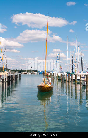 Konstanz, BW/Deutschland - vom 14. Juli 2019: hölzerne Segelboot Vorbereitung einen Anlegeplatz in Konstanz Hafen und Docking eingeben Stockfoto