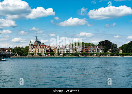 Konstanz, BW/Deutschland - vom 14. Juli 2019: alte Stadt Konstanz am Bodensee mit historischen Gebäuden und Seeufer anzeigen Stockfoto