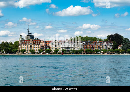 Konstanz, BW/Deutschland - vom 14. Juli 2019: alte Stadt Konstanz am Bodensee mit historischen Gebäuden und Seeufer anzeigen Stockfoto