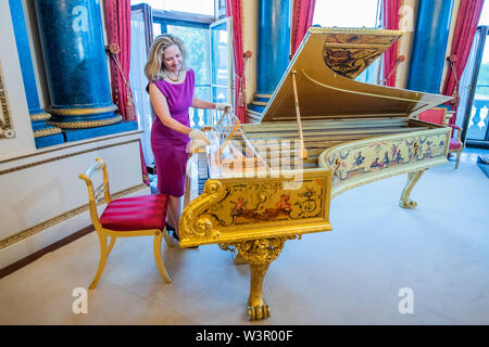 London, Großbritannien. 17. Juli 2019. Ein 1856 Grand Piano zu ihr geliefert für den Einsatz im Zimmer - von Queen Victoria Palace eine Sonderausstellung auf der diesjährigen Sommer Eröffnung des Buckingham Palace der 200. Jahrestag der Geburt der Queen Victoria zu markieren. Es läuft von 20. Juli bis 29. September 2019 und erzählt die Geschichte, wie der junge Monarch einen ungeliebten königlichen Residenz in der Mitte des sozialen, kulturellen und öffentlichen Leben des Landes geworden. Credit: Guy Bell/Alamy leben Nachrichten Stockfoto