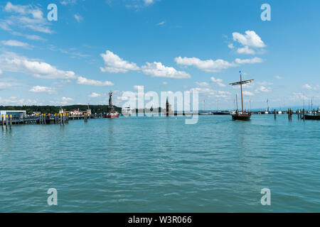 Konstanz, BW/Deutschland - vom 14. Juli 2019: großes Passagierschiff in den historischen Hafen in Konstanz am Bodensee Stockfoto