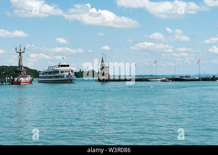 Konstanz, BW/Deutschland - vom 14. Juli 2019: großes Passagierschiff in den historischen Hafen in Konstanz am Bodensee Stockfoto