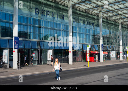 24.06.2019, Berlin, Deutschland, Europa - Blick auf den Eingang Süd der Ostbahnhof im Bezirk Friedrichshain-Kreuzberg. Stockfoto