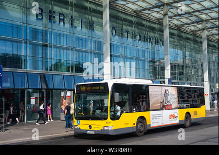 24.06.2019, Berlin, Deutschland, Europa - ein BVG-Bus hält an einer Haltestelle Ostbahnhof im Bezirk Friedrichshain-Kreuzberg. Stockfoto