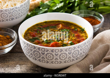 Dal (indische Linsensuppe dhal) in einer Schale auf Holztisch. Schließen Stockfoto