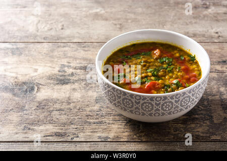 Dal (indische Linsensuppe dhal) in einer Schale auf Holztisch. Copyspace Stockfoto