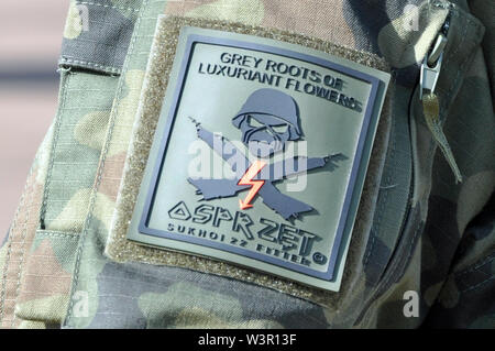 Polnische Sukhoi SU-22 Fitter crew Fliegerkombi Patch. Schulter Klett Abzeichen. Osprzet Ausrüstung. Grau Wurzeln der üppigen Blüten. Iron Maiden Eddie logo Stockfoto