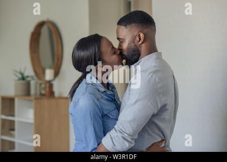 Romantische junge afrikanische amerikanische Paar küssen zu Hause Stockfoto