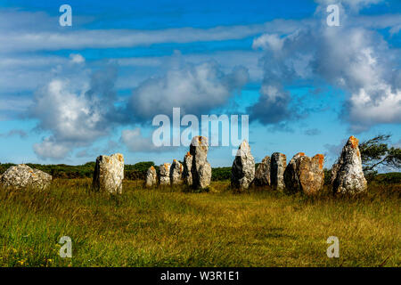 Steine in den Ausrichtungen bei Lagatjar, am Ortsrand von Camaret-sur-Mer, Finistère, Bretagne, Frankreich Stockfoto