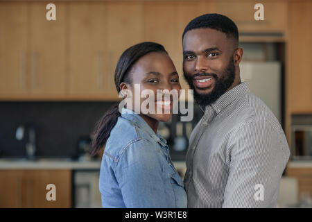 Liebevolle junge afrikanische amerikanische Paar zusammen schließen zu Hause stehend Stockfoto