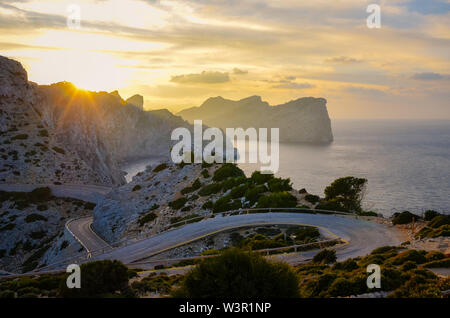 Schönen Sommer Sonnenuntergang in Cap de Formentor in Spanisch Mallorca. Sonnenuntergang hinter Felsen und Klippen. Orange Sonne. Balearische Inseln, Spanien. Atemberaubende Sonnenuntergänge. Stockfoto