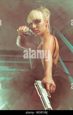 Cosplay, blonde Mädchen mit Pistolen in einer verlassenen Fabrik. cosplayer, Action und gefährliche Frau Stockfoto