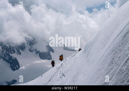 Chamonix, Frankreich - 18.06.2019: Bergsteiger zu Aiguille du Midi zurück Stockfoto