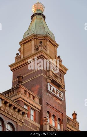 Die George Street mit Blick auf Tower der Sydney Institut für Technologie (TAFE) Gebäude im Jahr 1928 in Sydney, Australien abgeschlossen Stockfoto