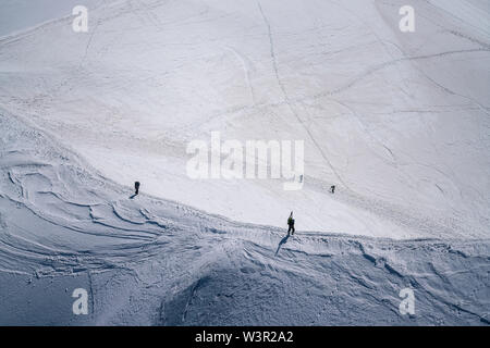 Bergsteiger und Skifahrer aufsteigend auf einem Bergrücken in Richtung Aiguille du Midi in Chamonix, Frankreich Stockfoto
