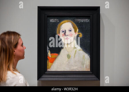 London, Großbritannien. 17. Juli 2019. Ein Mitarbeiter Ansichten elf - Porträt, schwarzer Hintergrund', 1915, von Helene SCHJERFBECK in der Vorschau des ersten Solo de Ausstellung Finnischer Künstler Helene Schjerfbeck an der Königlichen Akademie der Künste in der Piccadilly. Die Ausstellung umfasst etwa 65 Porträts, Landschaften und Stillleben und läuft vom 20. Juli bis 27. Oktober 2019. Credit: Stephen Chung/Alamy leben Nachrichten Stockfoto