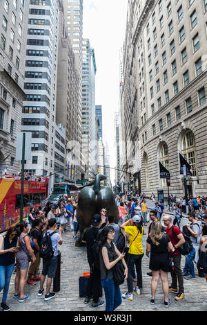 New York City, USA - August 1, 2018: Stier (Wall Street Bullen oder das Bowling Green Bull), ist eine Bronzeskulptur, die in Bowling Green wi steht Stockfoto