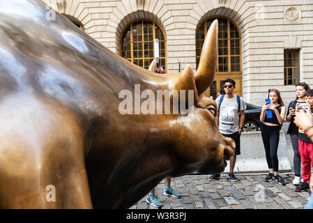 New York City, USA - August 1, 2018: Stier (Wall Street Bullen oder das Bowling Green Bull), ist eine Bronzeskulptur, die in Bowling Green wi steht Stockfoto