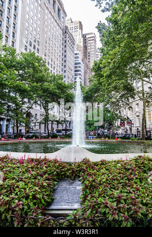 New York City, USA - 1. August 2018: Park und Brunnen des Bowling Green mit Menschen um im Financial District in Manhattan, New York City Stockfoto